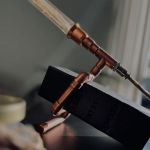 Designerska lampa industrialna miedziana z cegłą w stylu brutalizm - Widok z boku