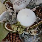 stroik z białą świecą - całość idealnie ze sobą pasuje