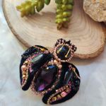 Artystyczna broszka Żuk  - Haftowana ręcznie koralikami, kryształkami i perełkami – dopracowana w każdym detalu.