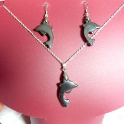 Ochronny hematyt, wisiorek i kolczyki z delfinami