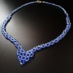 Niebieski Naszyjnik w Literę V z Kryształków - Kryształowa biżuteria