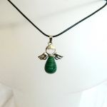 Aniołek z zielonym malchitem, delikatny wisiorek - 