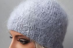 Moherowa czapka w jasnej szarosci