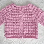 Sweterek bąbelkowy -różowy - zbliżenie przodu