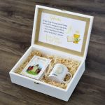 Personalizowany Box Komunijny Biblia i Kubek - Personalizowany box prezentowy na komunię dla dziecka pudełko z biblią i kubkiem pierwsza komunia święta