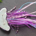 "Fioletowa Meduza" broszka koralikowa z piórami i cekinami - "Fioletowa Meduza" broszka z piórami i cekinami