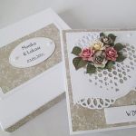 Kartka W DNIU ŚLUBU z kolorowymi różami - Beżowo-szara kartka ślubna w pudełku