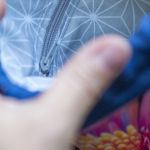 Granatowa listonoszka z kominem w kwiaty I - 