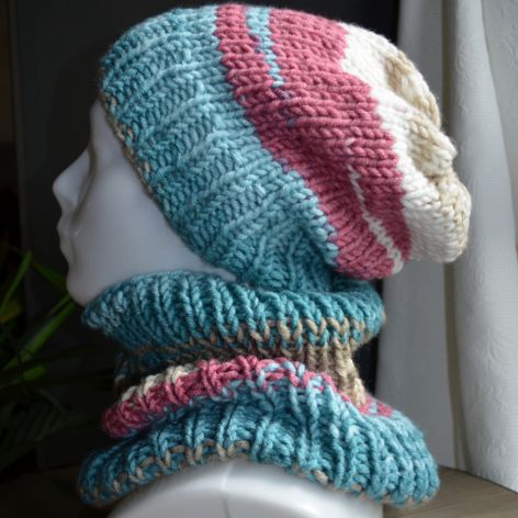 Zestaw na zimę zrobiony ręcznie na drutach - kolorowa czapka i komin