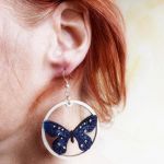 Kolczyki malowane, Motyle w błękicie - motyl na uchu