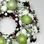 Wianek świąteczny biało-zielony - stroik świąteczny