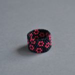 Pierścionek koralikowy z malinowymi kwiatuszkami - pierścionek koralikowy granatowy