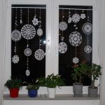 Okienna łąka kwiatów - zestaw dekoracyjny na okno, rękodzieło na szydełku - 