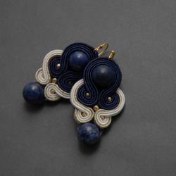 granatowo-białe kolczyki lub klipsy sutasz z chryzokolą