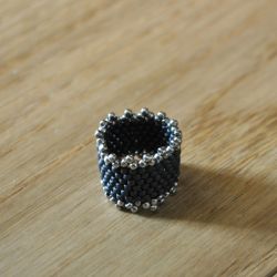 Pierścionek koralikowy szaro-srebrny