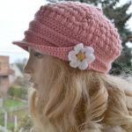 Kaszkiet w kolorze różowym z kwiatkiem - ciepła czapka
