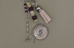 Brelok Pudrowy Kwiat – ręcznie robiona ozdoba z chwostem