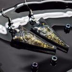 kosmiczne kolczyki sztyfty z żywicy -trójkątne - kolczyki z żywicy