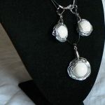 Designerska biżuteria, biały naturalny koral w aureoli, wisior i kolczyki - 