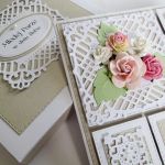 Kartka MŁODEJ PARZE z pastelowymi kwiatami - Beżowozłocista kartka ślubna w pudełku
