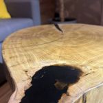 Stolik kawowy z dębowego plastra - Wypełnienie otworu żywicą