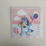 Kartka na urodziny Bluey z balonikami - Kartka na urodziny Bluey z balonikami