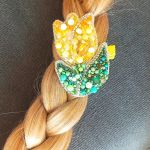 Spinka do włosów – Żółty Tulipan z Koralików, Ręcznie Haftowana, Elegancka Ozdoba do Włosów - może być tylko przypinką, ale zbierze też niewielkie pasma włosów