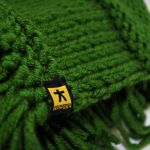 szal z frędzlami zielony - zbliżenie na szal i logo
