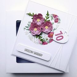 Elegancka kartka urodzinowa z kwiatami liczbą