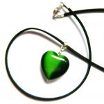 Zielone serce, kwarc kocie oko, wisiorek na rzemyku - 