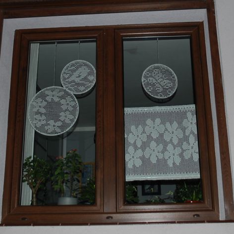 W moim oknie wiosna - zestaw dekoracyjny na okno, rękodzieło na szydełku