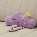 Poduszka pluszowa "Chmurka", Poduszka do łóżeczka niemowląt - Wymiary: długość 34cm. szerokości w najszerszym miejscu 17 cm, długość nóżek 17cm. - Chmurka wykonana w pastelowej kolorystyce: delikatny fiolet w połączeniu z mlecznym białym, mała korona w jasnym żółtym kolorze, - Oczy i policzki wykonane z włóczki półb