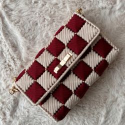 Bordowo-beżowa torebka pleciona z koralikami – eleganckie rękodzieło