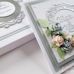 Kartka MĄŻ & ŻONA srebrzysto-pastelowa - Srebrzysto-pastelowa kartka na ślub w pudełku