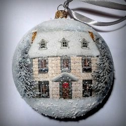Bombka zimowy domek z napisem Wesołych Świąt