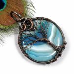 Miedziany amulet z agatem biało niebieskim - wisior wire wrapped z agatem