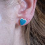 Malutkie zielone kolczyki serduszka - przykładowy rozmiar kolczyka w uchu