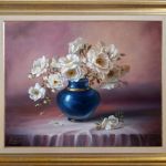 Białe Róże w niebieskim Wazonie, obraz olejny ręcznie malowany - do domu