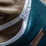 Beżowo-zielony plecak z przednią kieszenią z weluru - 