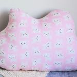 Poduszka dziecięca - różowa chmurka w kociaki - Wielkość poduszki to 35 * 55 cm.