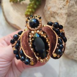 żuk z koralików i kryształów