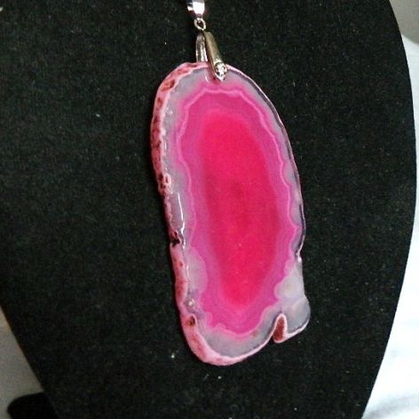 Duży, różowy nieregularny surowy agat fiksja, wisior na rzemieniu