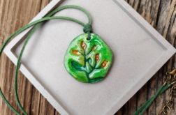 Leśna Kropla – zielony wisiorek z motywem roślinnym
