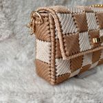 Torebka ręcznie pleciona ecru–karmel z koralikami | elegancka kopertówka handmade - Bok