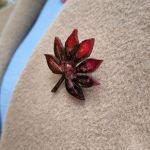 "Klonowa piękność" - ciemnoczerwona broszka w kształcie liścia - 