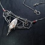 Oubli - Naszyjnik Wire Wrapping z Agatem i Rubinami – Ręcznie Wykonana Biżuteria Artystyczna - Naszyjnik Wire Wrapping z Agatem i Rubinami