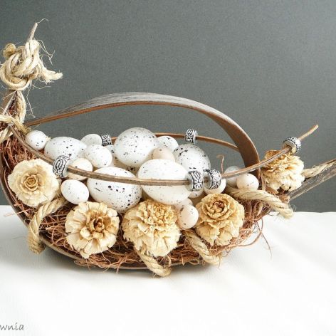 Rustykalna łódź z pisankami