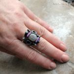 Szary labradoryt z fioletami - fantazyjny pierścionek