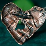 Brosza Anatomia Miłości - brosza miedziana serce tył