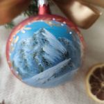 Ręcznie malowana bombka "zimowe Tatry" (1), 10 cm - Zbliżenie